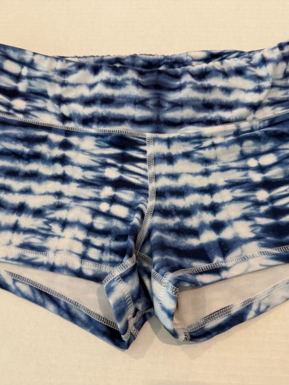 FLEO Wild Blue Tie-Dye Print Shorts | 2.5" Inseam | Size Large | EUC - Picture 2 of 3